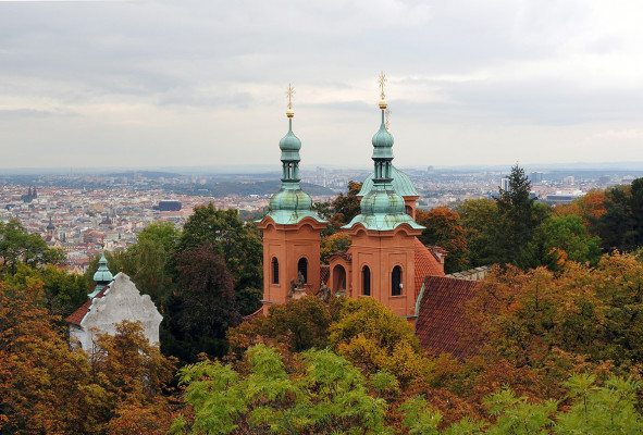 Kostel sv. Vavřince / Pohled na kostel z petřínské rozhledny