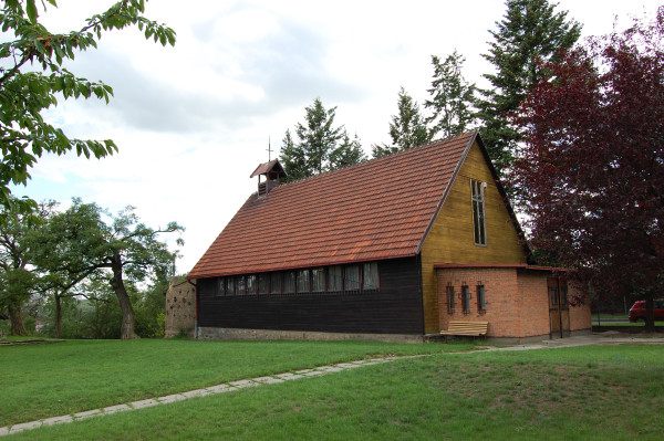 Kostel sv. Františka z Assisi v Krči, Praha 4 / Pohled z farní zahrady
