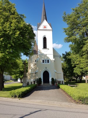Kostel v Podbřežicích / Filiální kostel  sv. Petra a Pavla v Podbřežicích Původní kostel stál uprostřed hřbitova, historicky je poprvé doložen listinou z r. 1348. Jeho zasvěcení a poloha svědčí pro mnohem starší původ. Podle architektonických prvků vznikl patrně ve 13. století. 