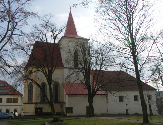 Kostel / Pohled na kostel z náměstí