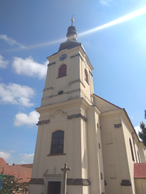 Kostel sv. Jakuba Většího v Brtnici / Dnešní vzhled jednoduché barokní stavby pochází z let 1776 - 1784. Kostel byl založen ve středověku. Uchovává významná umělecká díla. Pozdně gotická dřevěná skupina &quot;Kladení do hrobu&quot; pochází z 1. třetiny 16. stol. Renesanční kovovou lampu věčného světla, pozlacenou křtitelnici a další předměty věnovali Hynek Brtnický z Valdštejna a Kateřina Zajímačka z Kunštátu v letech 1573 až 1596. Významné jsou také kostelní obrazy a sochy, zejména Pieta z roku 1718 a Anděl Strážce z roku 1715, řezbářské práce brtnického sochaře Davida Liparta. Farní kostel uchovává ostatky neznámého prvokřesťanského mučedníka, nazývaného sv. Fidelius. Do Brtnice byly přeneseny z Říma r. 1732. / Autor fotografie: Eva Koudelová