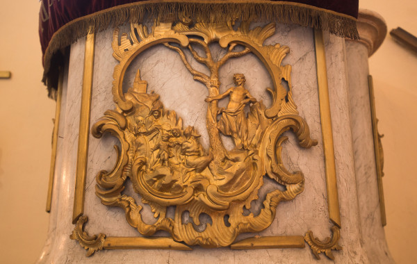 Reliéf na kazatelně / Autor fotografie: Jana Siťa Slováčková