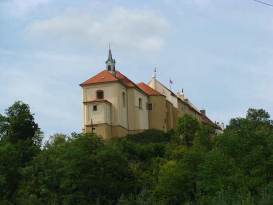 Areál zámku Nižbor s kostelem Povýšení sv. Kříže